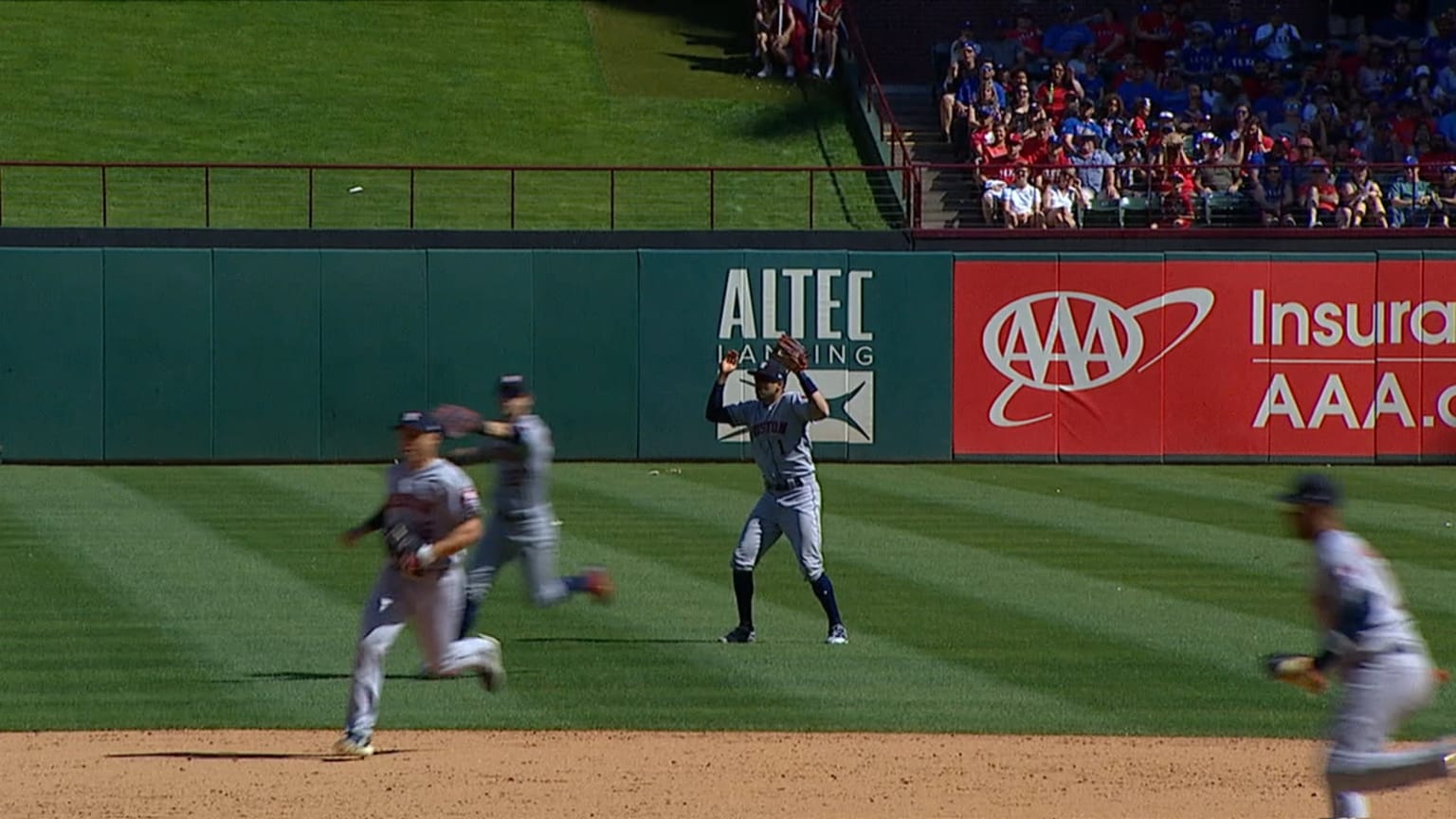 Re: [閒聊] 有發生過三個人追球 結果球在後面嗎