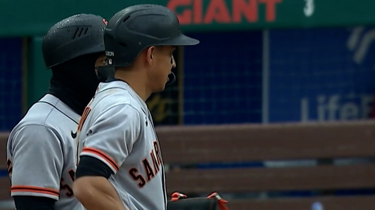 Buster Posey scores on FC | 04/21/2021 | San Francisco Giants
