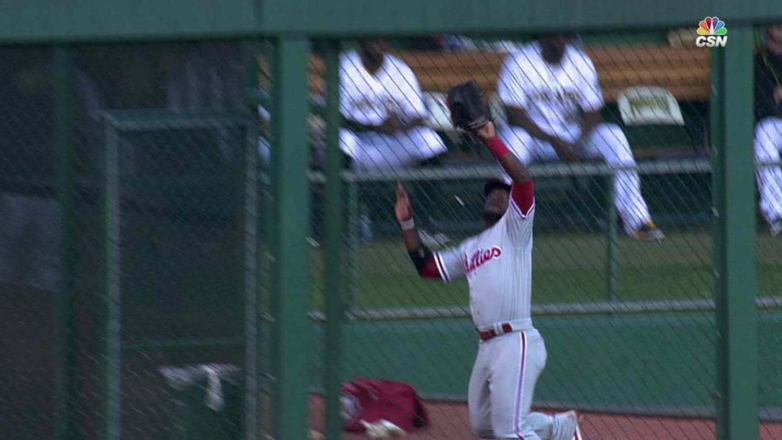 Kemp makes leaping catch at wall to rob Twins of a run