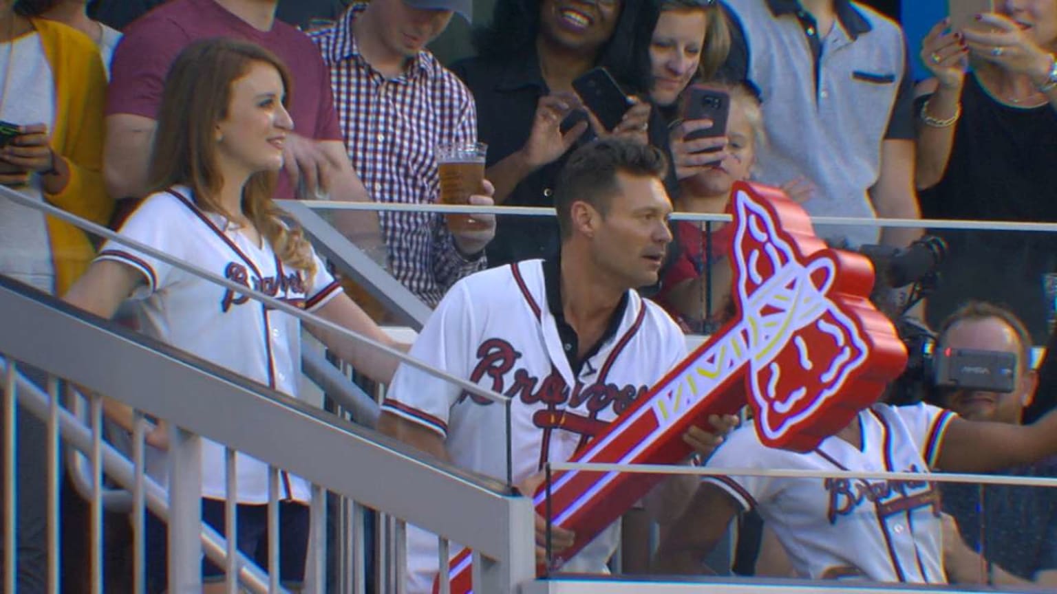 Seacrest hace el gesto del hacha Tomahawk | 08/09/2017 | Los Bravos de ...