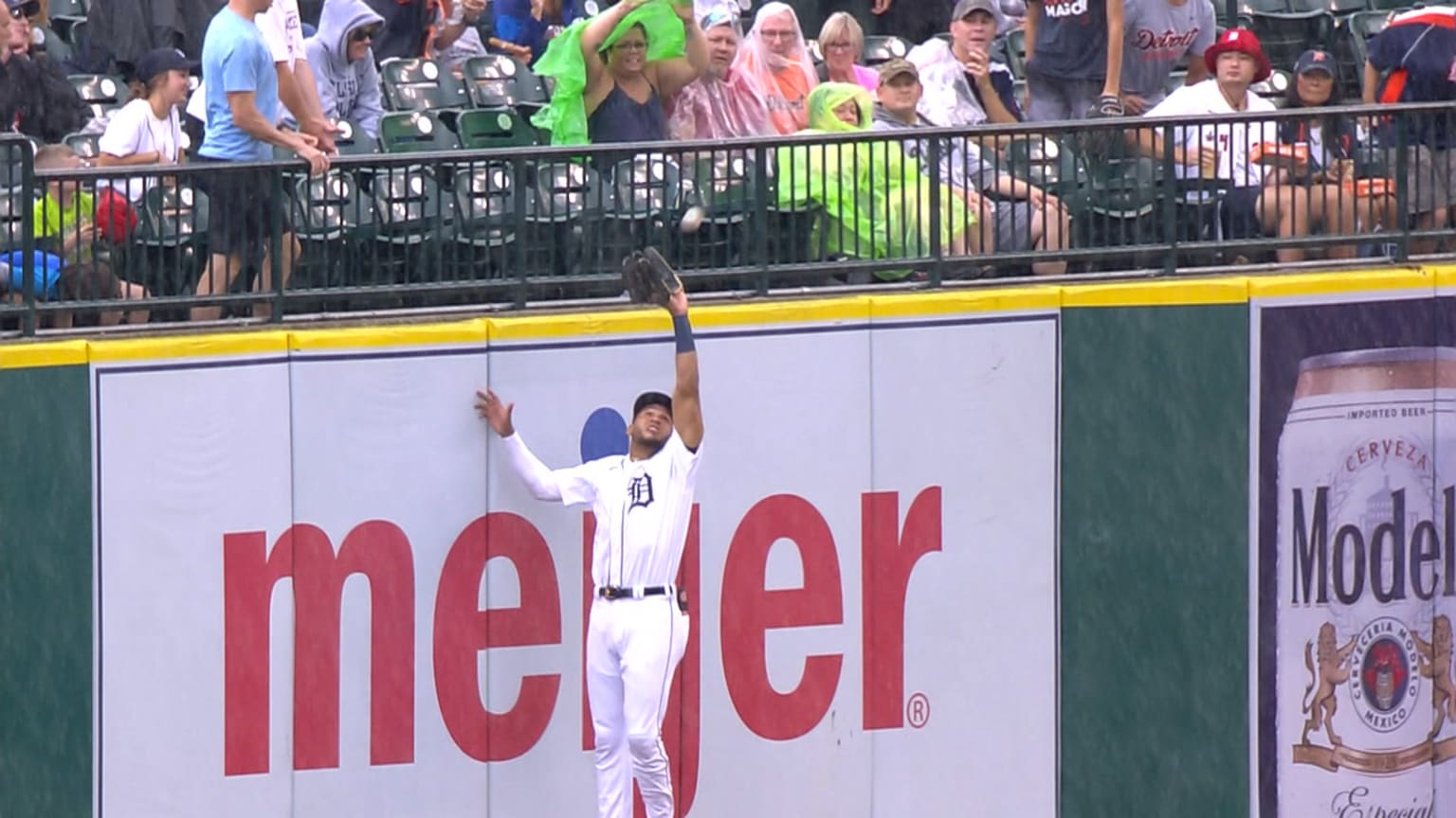 Victor Reyes leaps to rob Ward of extra bases | 08/21/2022 | Detroit Tigers