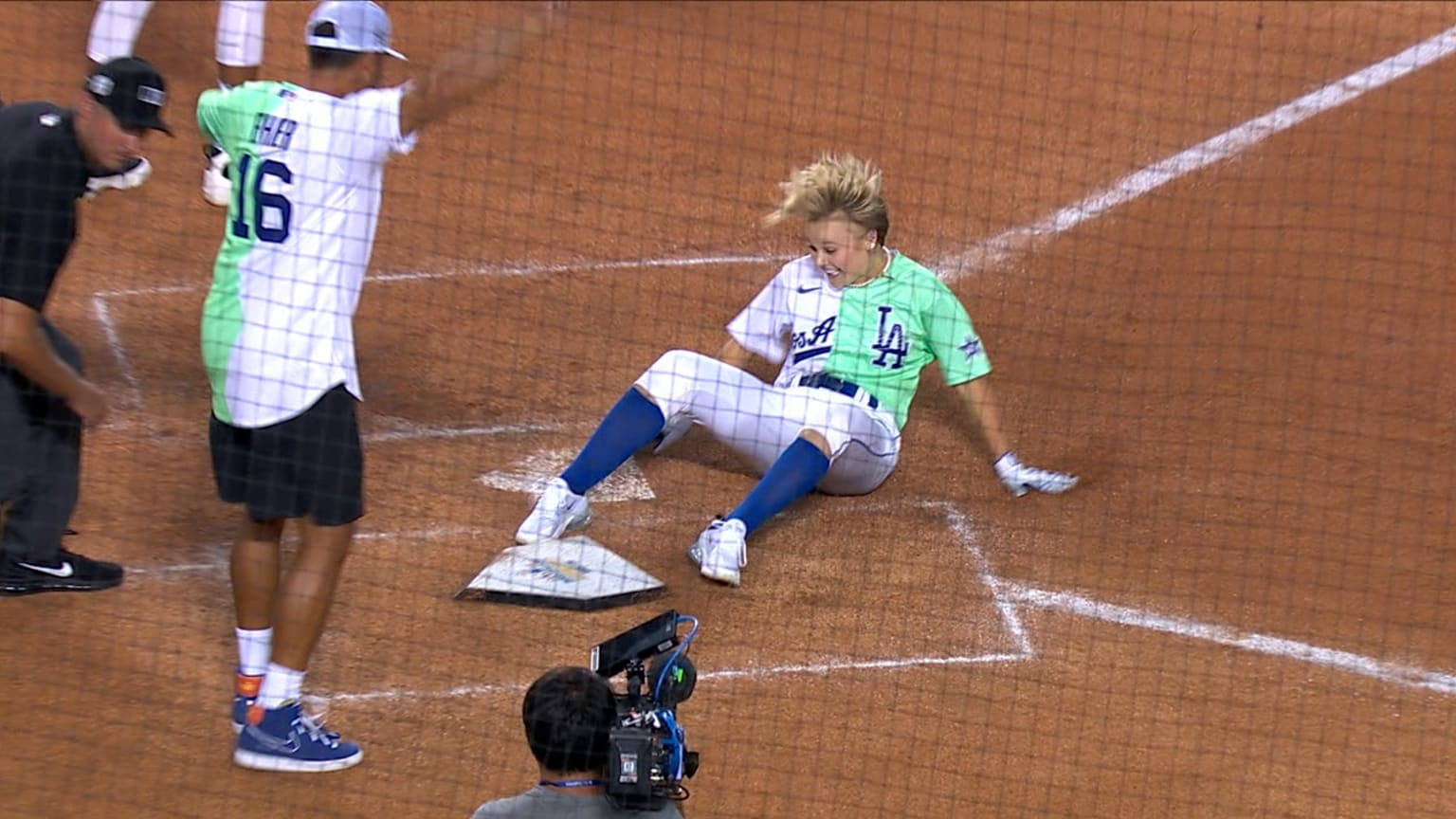JoJo Siwa connects for inside-the-park home run 17/07/2022