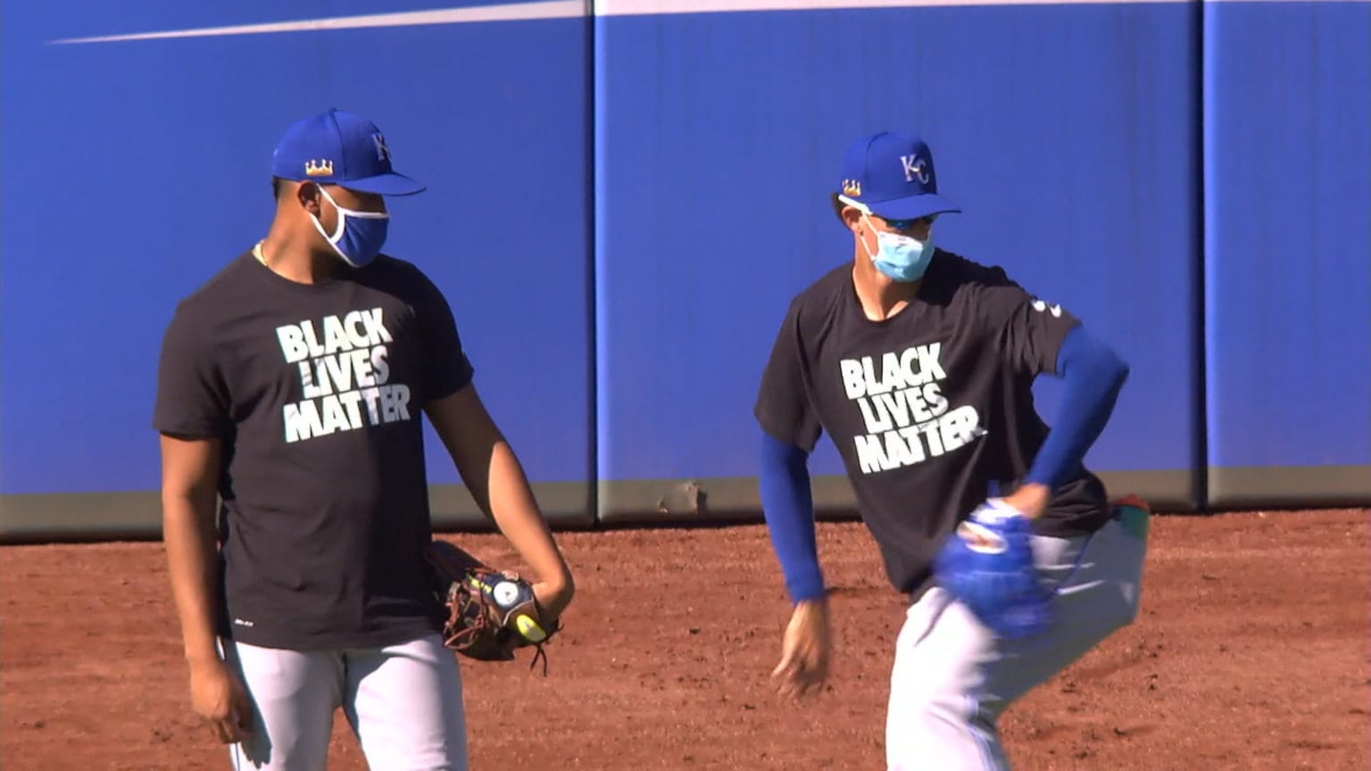 St. Louis Cardinals wear 'Black Lives Matter' shirts during