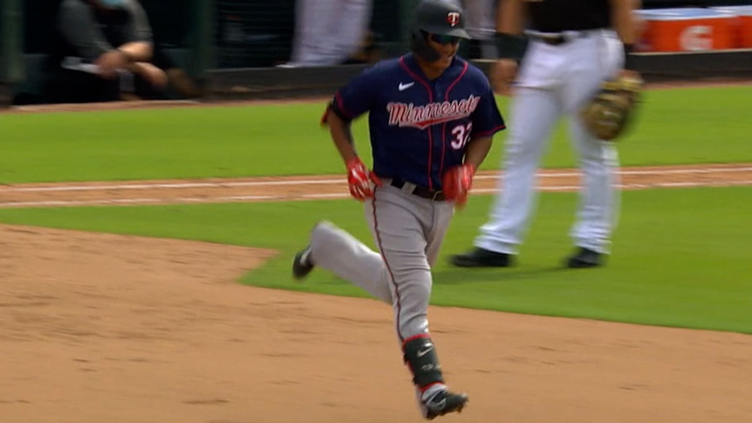 [分享] 林子偉全壘打影片