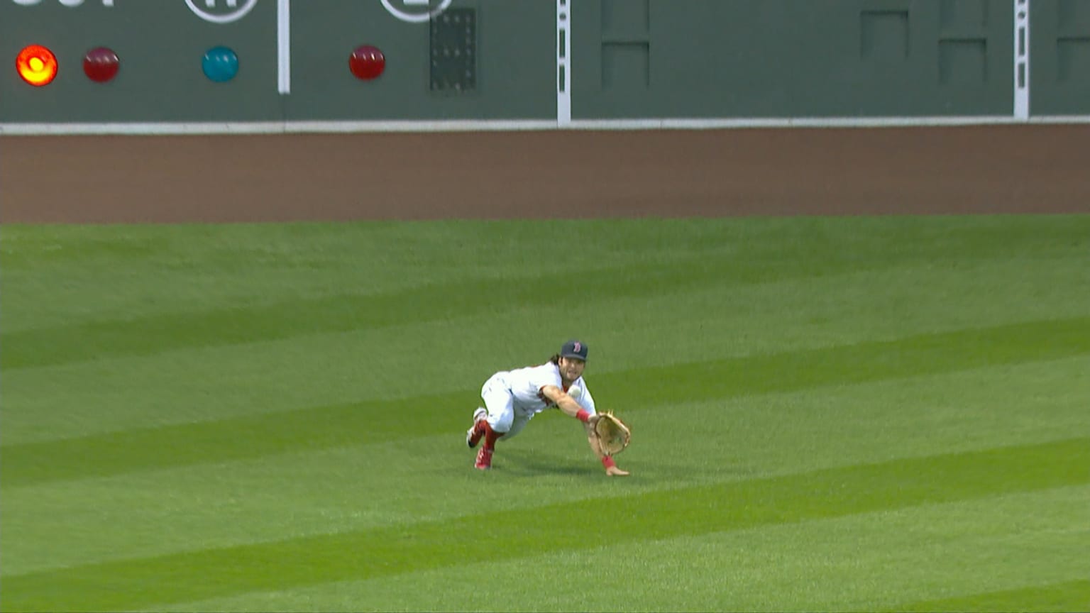 Andrew Benintendi's diving catch | 08/09/2020 | MLB.com