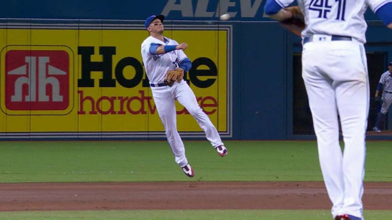 Tulo makes a throw on the move | 07/25/2016 | MLB.com