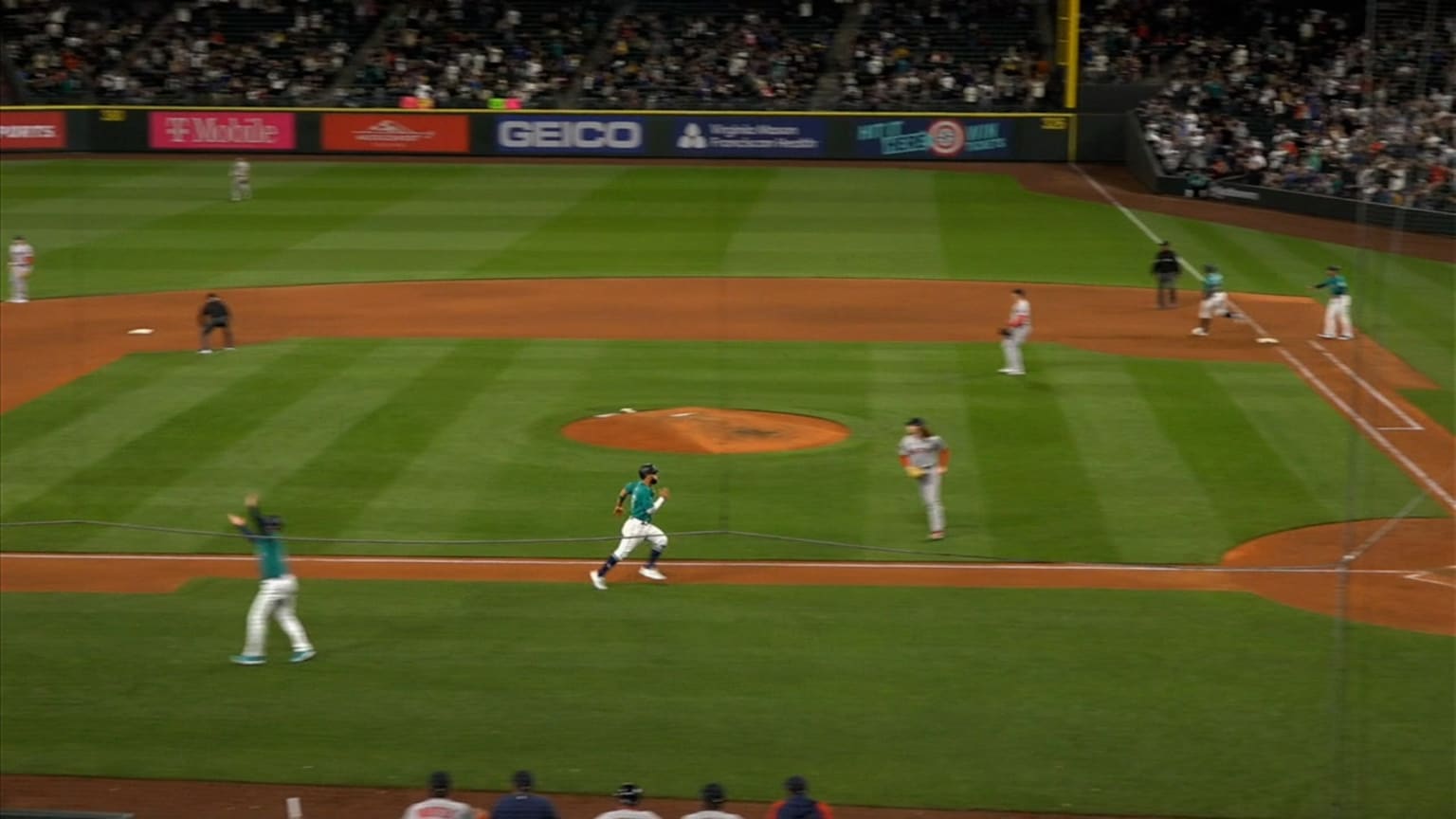 Cal Raleigh laces an RBI single in the 8th | 06/10/2022 | Seattle Mariners
