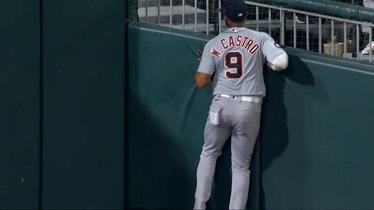 Willi Castro catches the final out in right field | 07/08/2022 | MLB.com