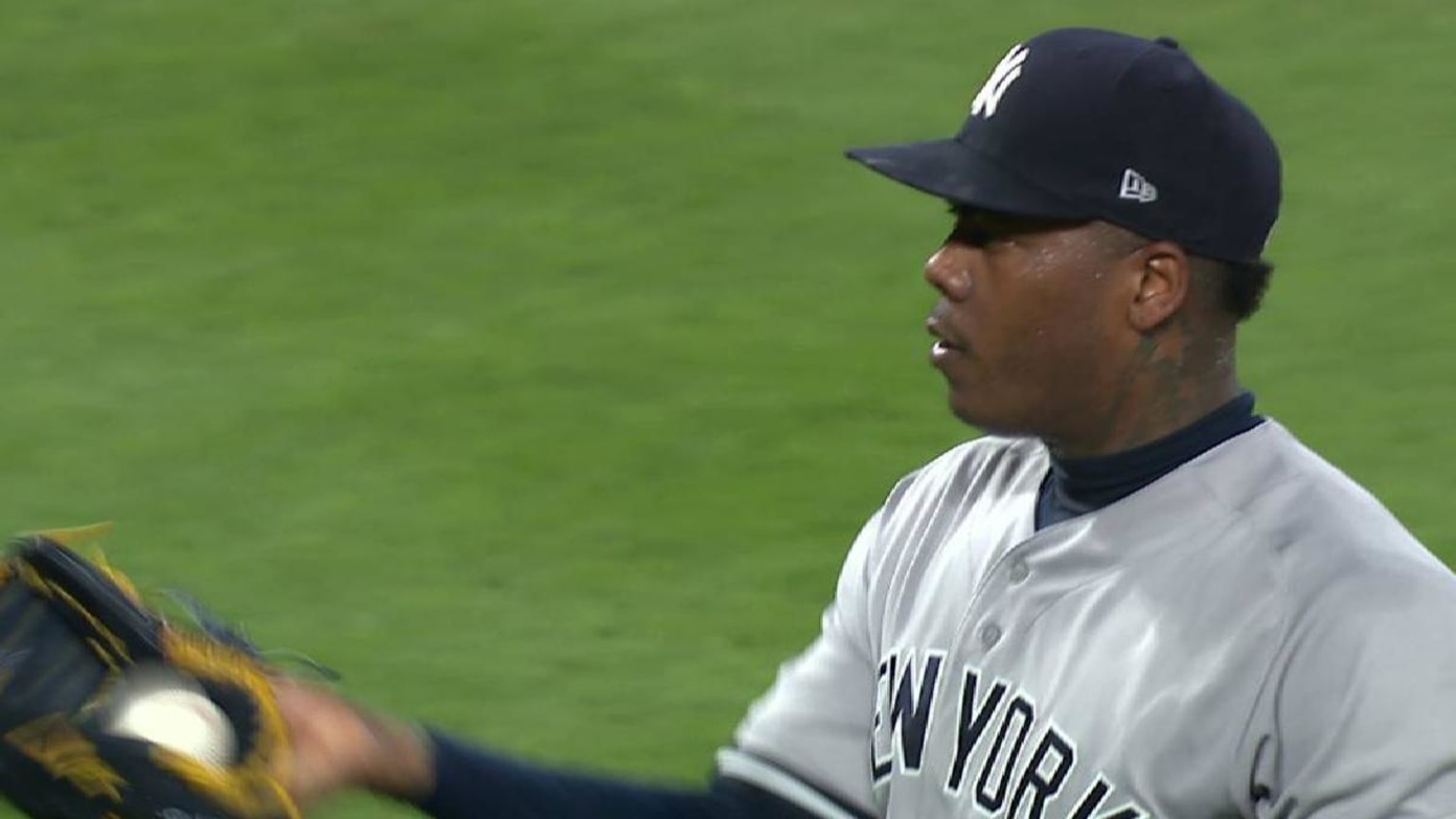 Girardi clears air with Chapman, booed before Game 3