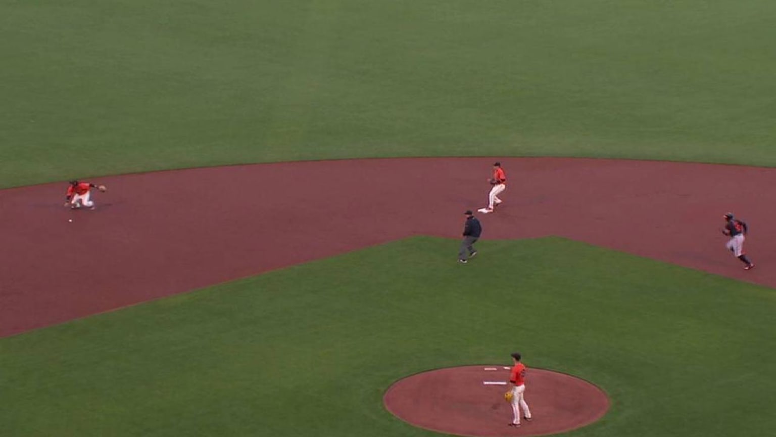 Manny Machado reaches on a fielding error by shortstop Brandon Crawford ...