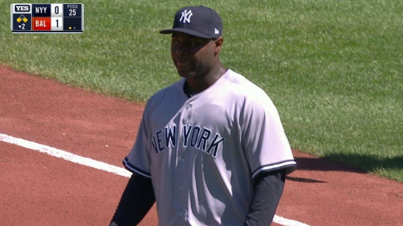 NYY@BAL: Torreyes stretches to get the forceout | 04/09/2017 | MLB.com