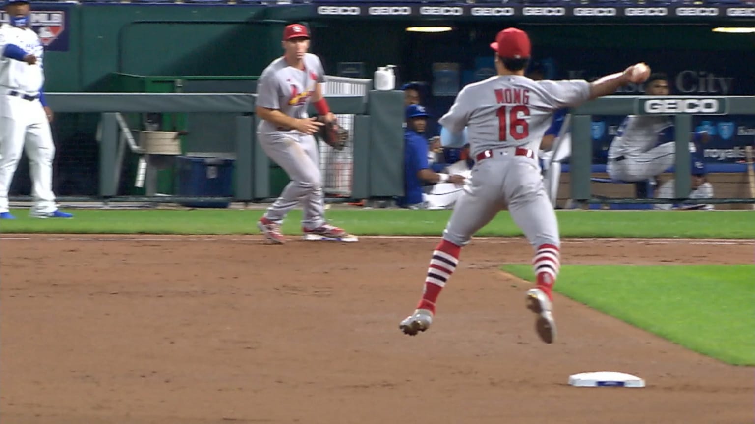 Watch: Kolten Wong makes acrobatic stop, gets runner on falling throw in  Cardinals win 