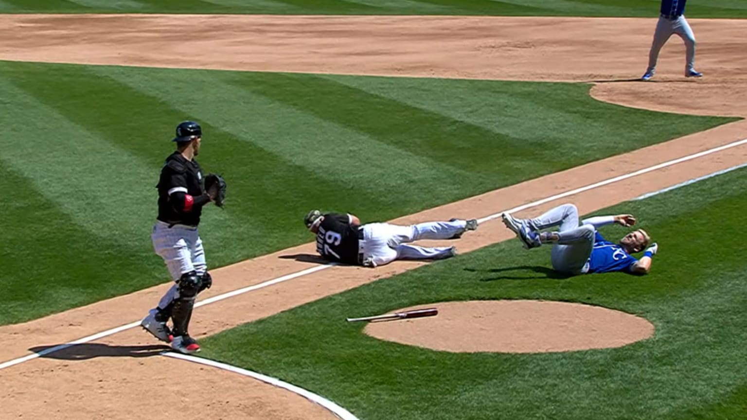 Abreu, Dozier exit with injuries 05/14/2021 Kansas City Royals