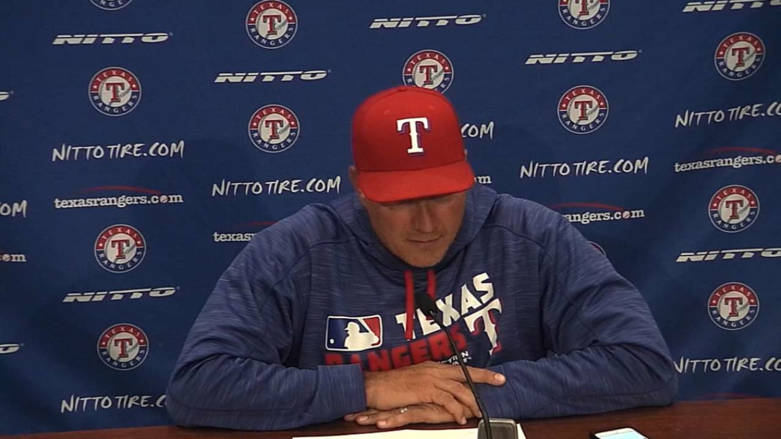 BAL@TEX: Beltre's son practices catching fly balls 