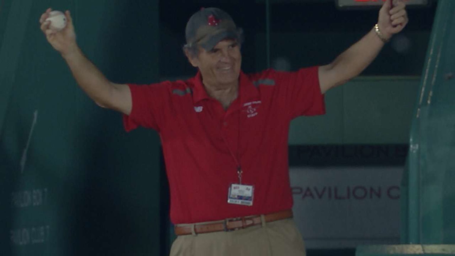 Usher makes barehanded grab 09/12/2018 Los Angeles Dodgers