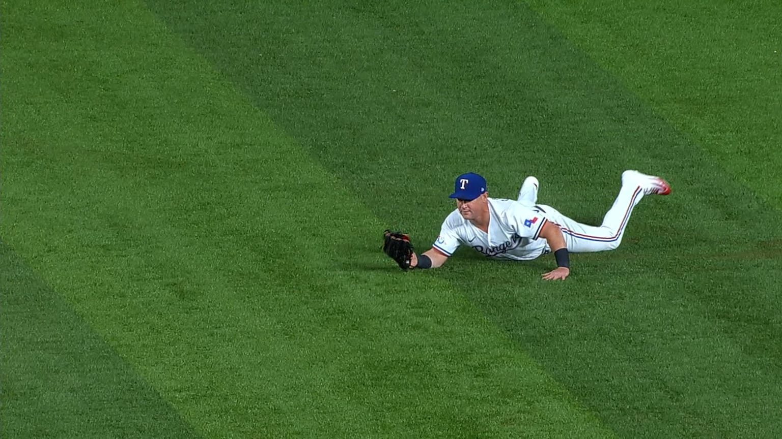 Daily Dash: Calhoun lays out, Camargo dives for it | 04/15/2022 | MLB.com