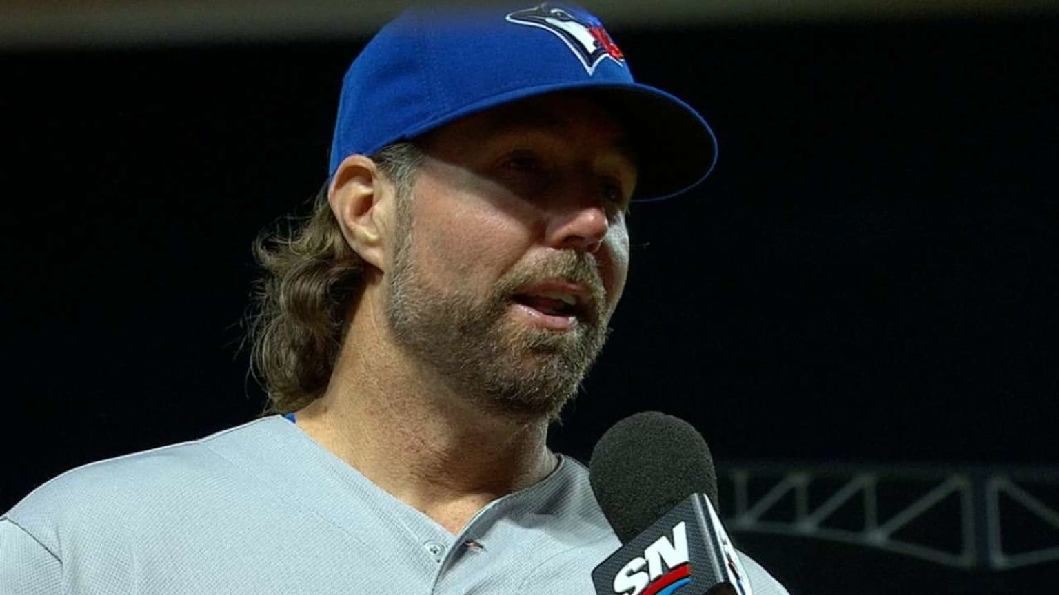 R.A. Dickey leaves Mets-Cubs game with leg injury 
