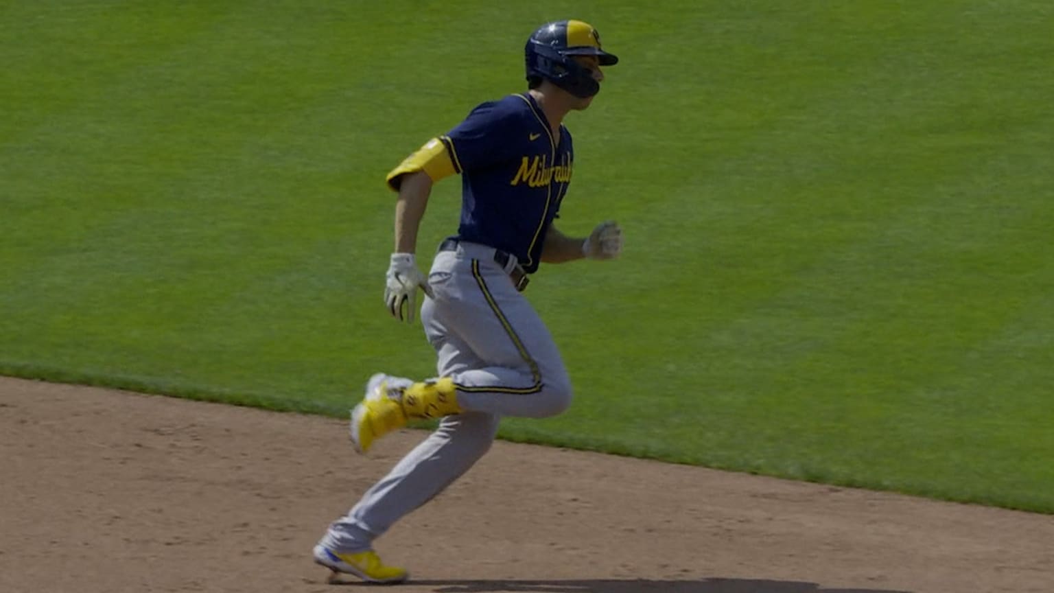 christian-yelich-triples-to-right-for-the-cycle-05-11-2022