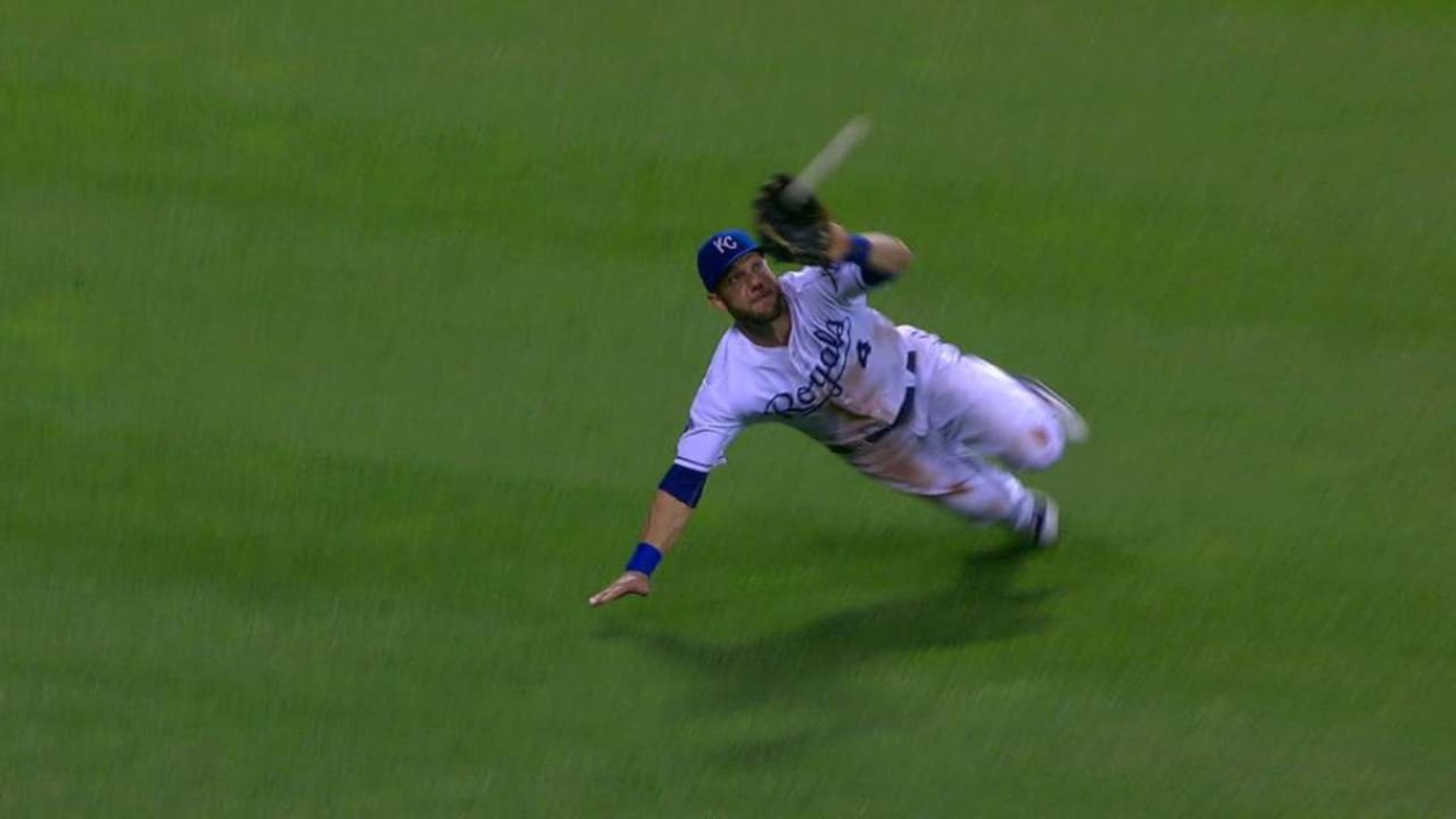 CWS@KC: Gordon lays out to rob Shuck of a hit | 08/10/2016 | St. Louis ...