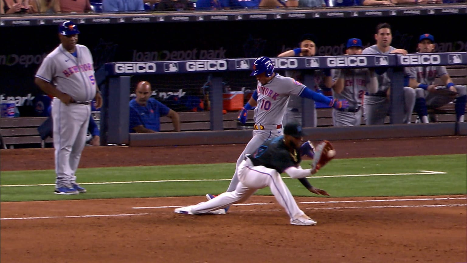 Escobar safe at first on replay 07/29/2022 New York Mets
