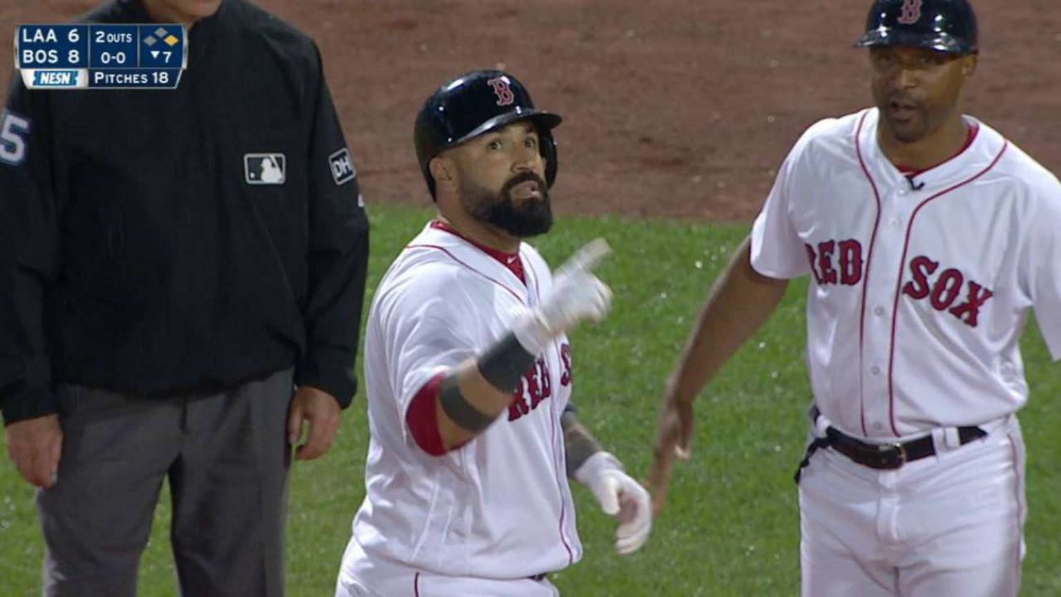 Leon's 3-run homer caps 8-run 3rd, Red Sox beat Mariners 9-5