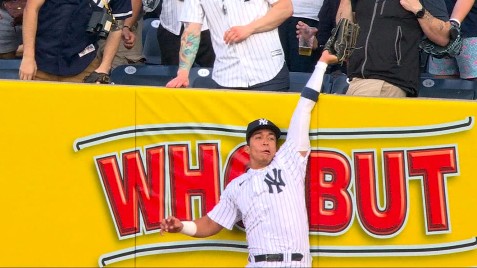 Oswaldo Cabrera's HR-robbing grab, 08/19/2022