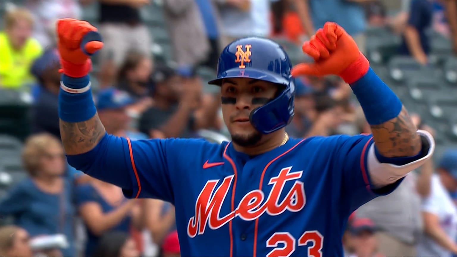 Javier Baez gives Mets fans thumbs down for team getting booed