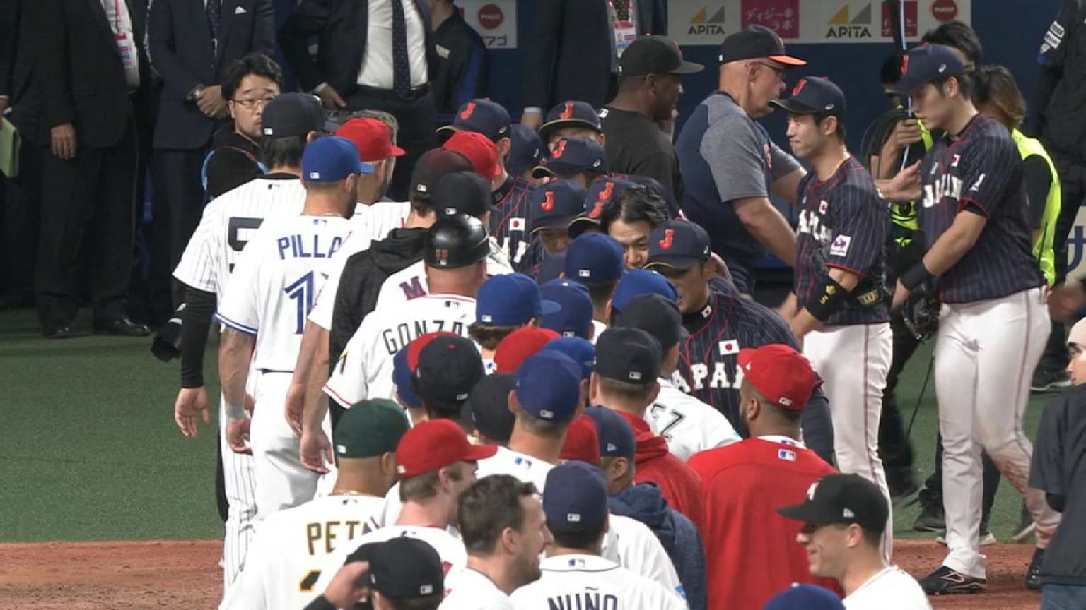 JPN@MLB: MLB, Samurai Japan shake hands after game | 11/15/2018