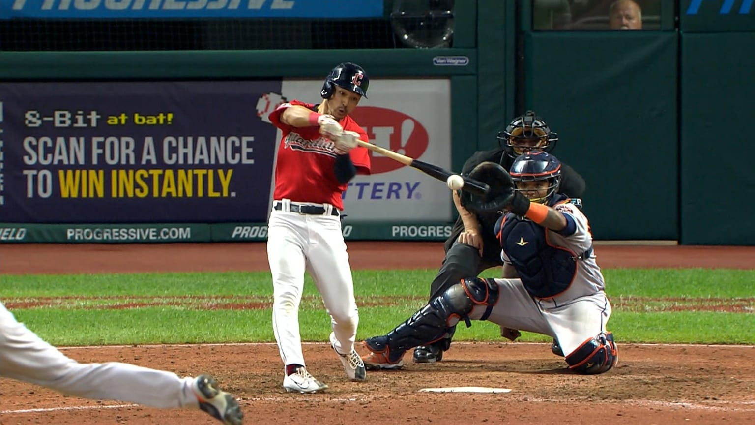 Steven Kwan extends hit streak 08/04/2022