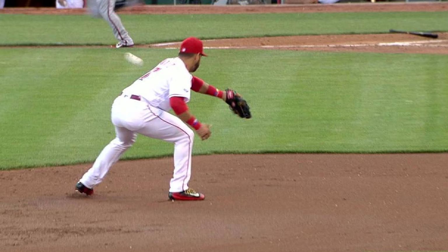 Ender Inciarte reaches on a force attempt, fielding error by third