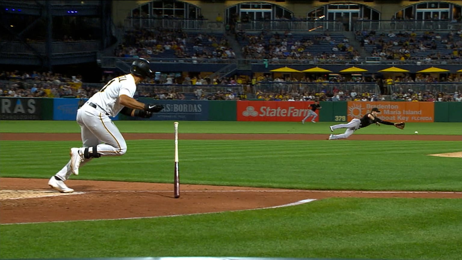 Anderson dives for a ball and appears to get injured 07/23/2022