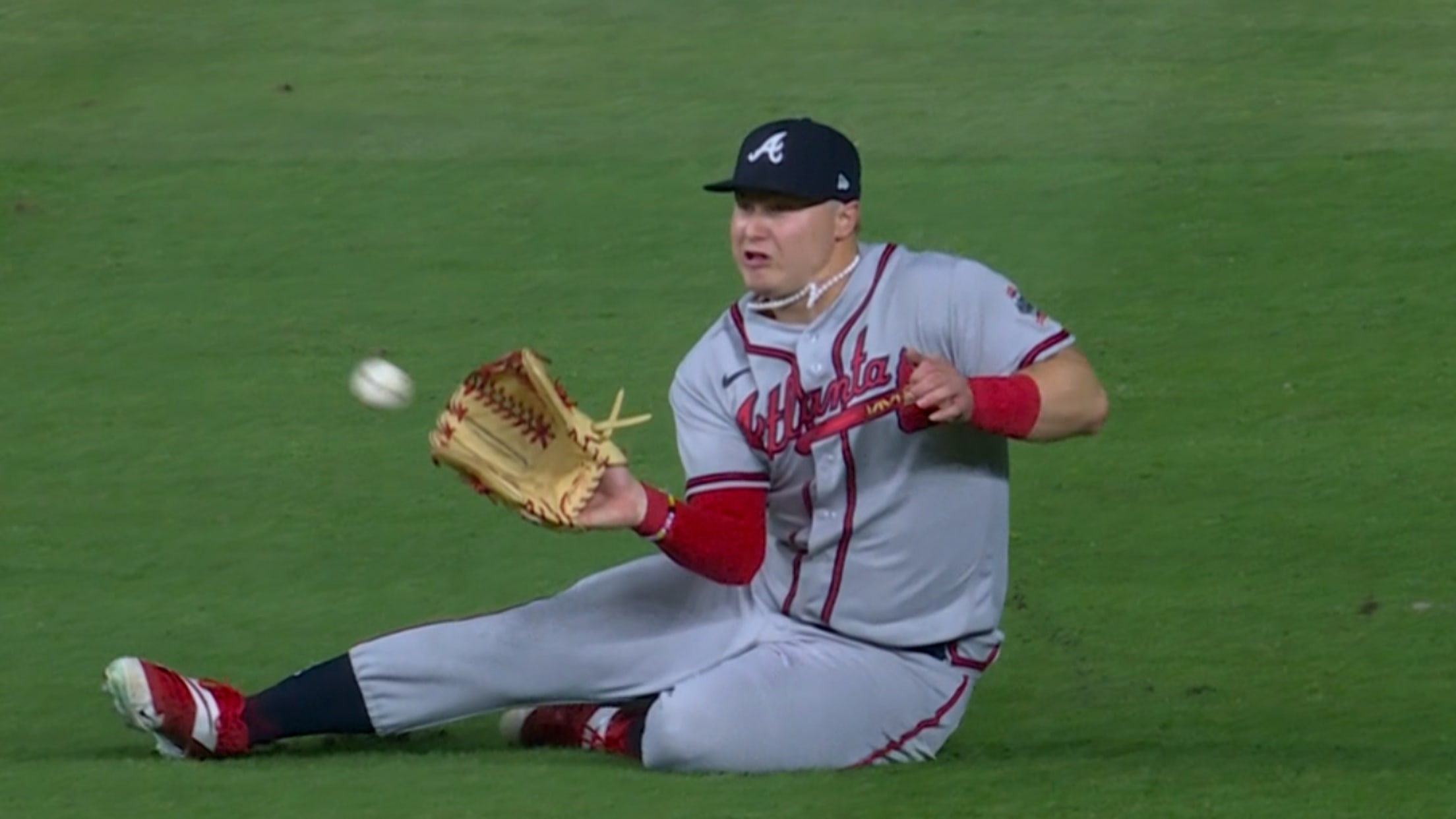 MLB: Watch Atlanta Braves' Joc Pederson make game-winning catch