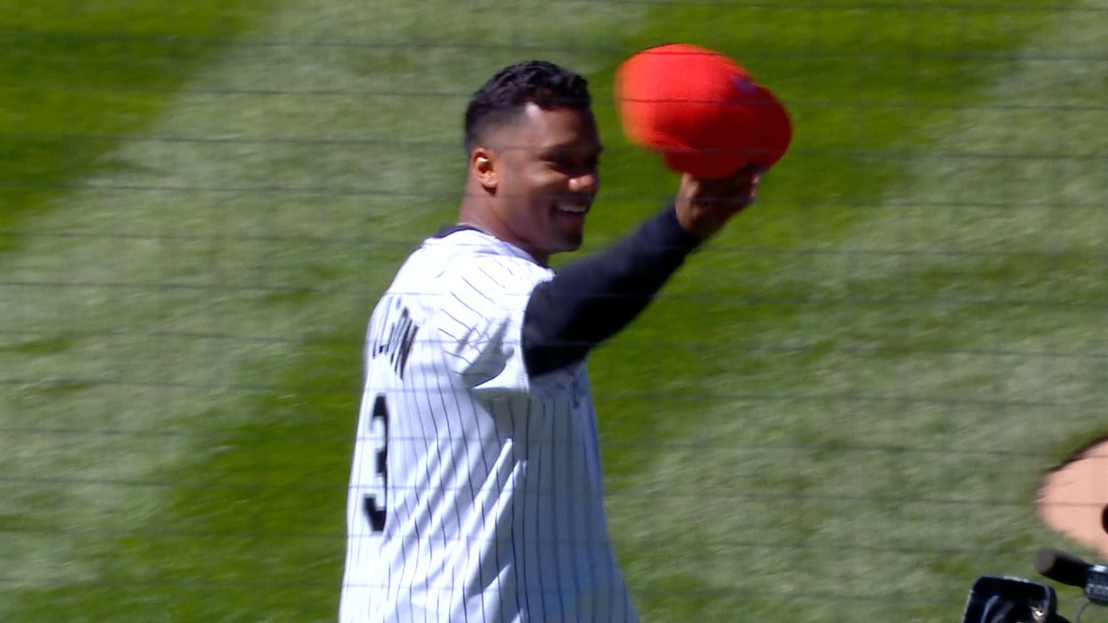 B/R Walk-Off on X: New Broncos' QB Russell Wilson throws out the first  pitch at Rockies' Opening Day ⚾️🏈 @brgridiron Wilson was drafted by  Colorado in 2010 (via @Broncos)  / X