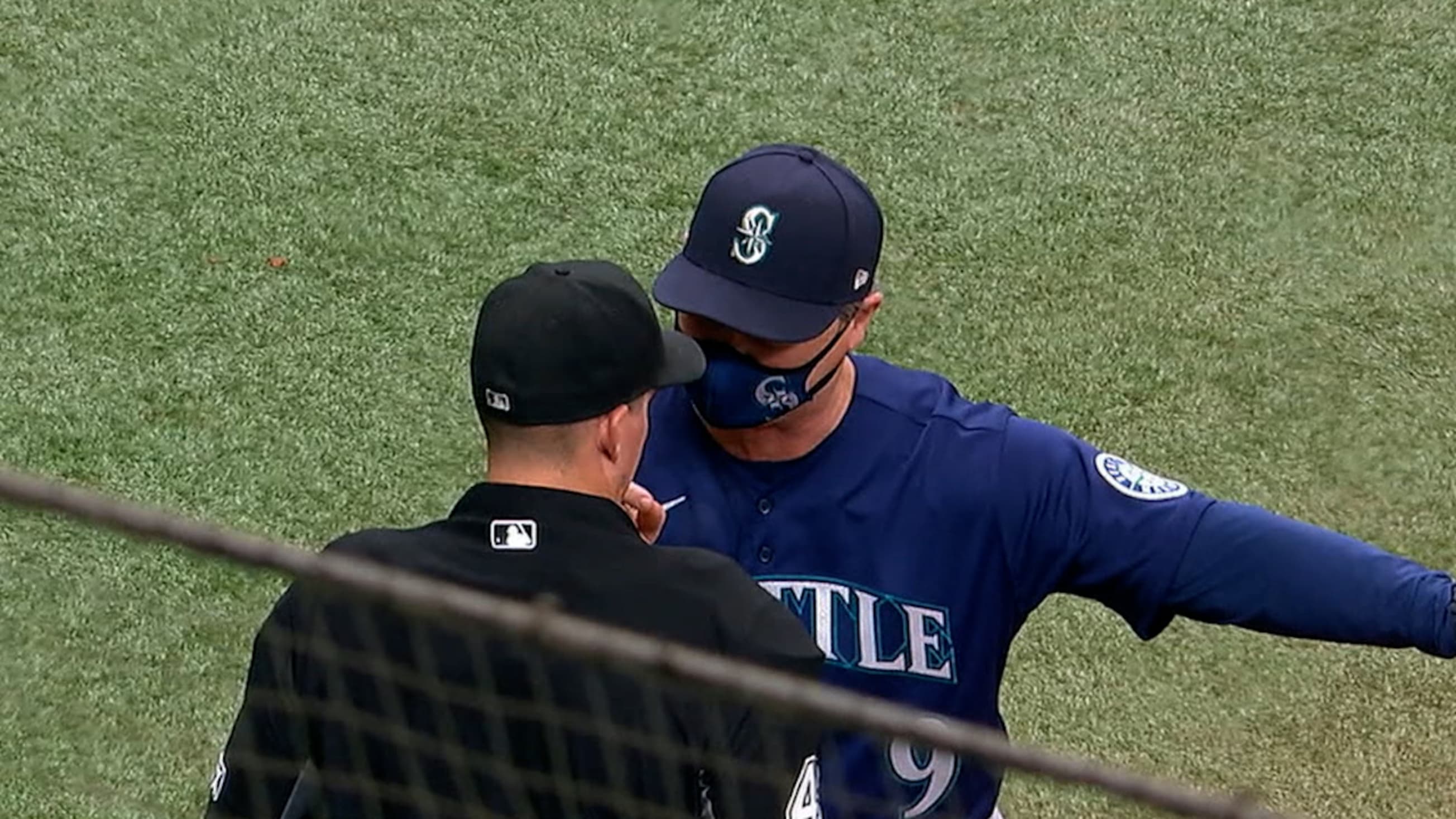 Mariners' Scott Servais ejected after benches clear in Houston