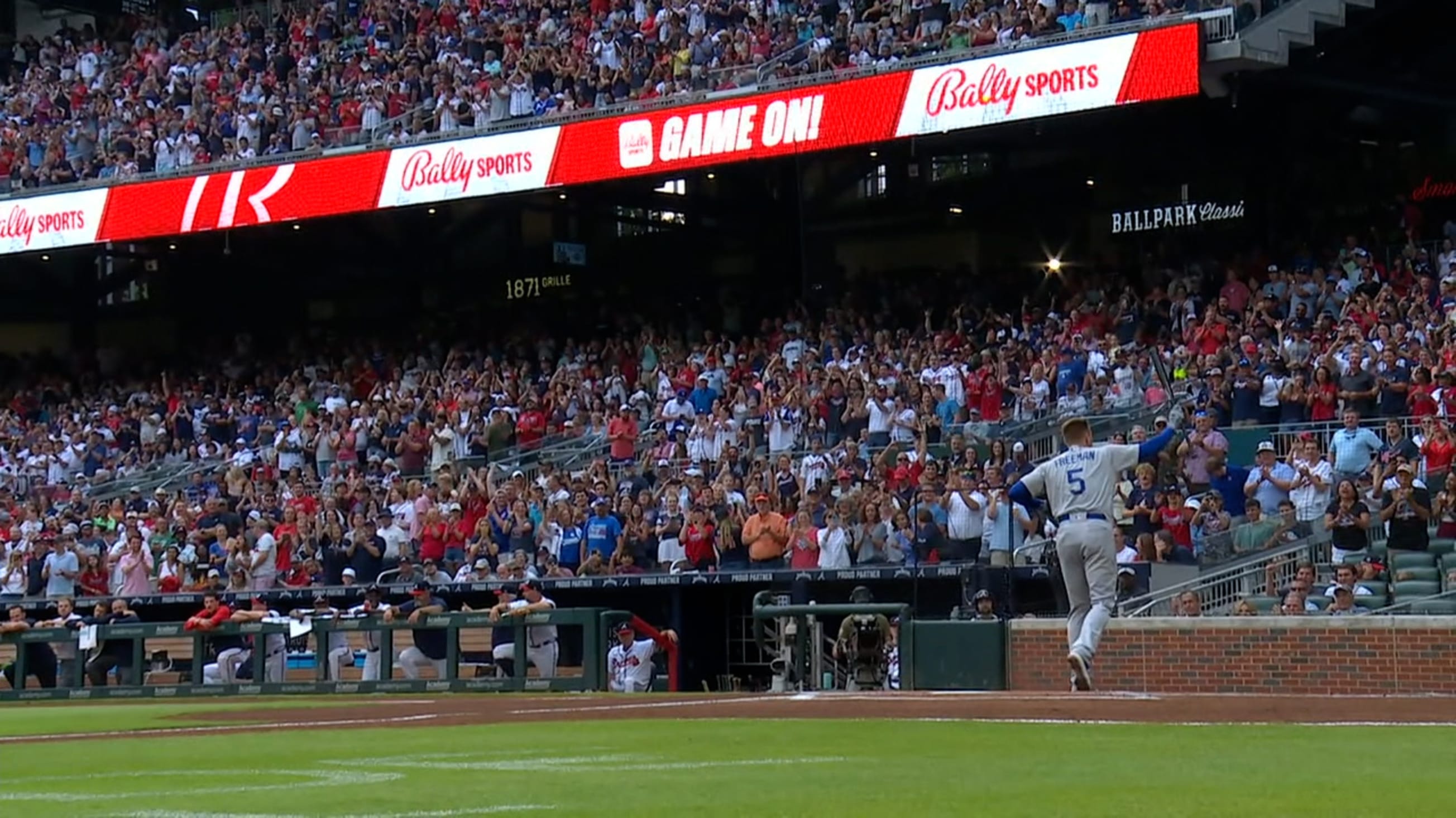 Freddie Freeman gets standing ovation in Dodgers Stadium debut