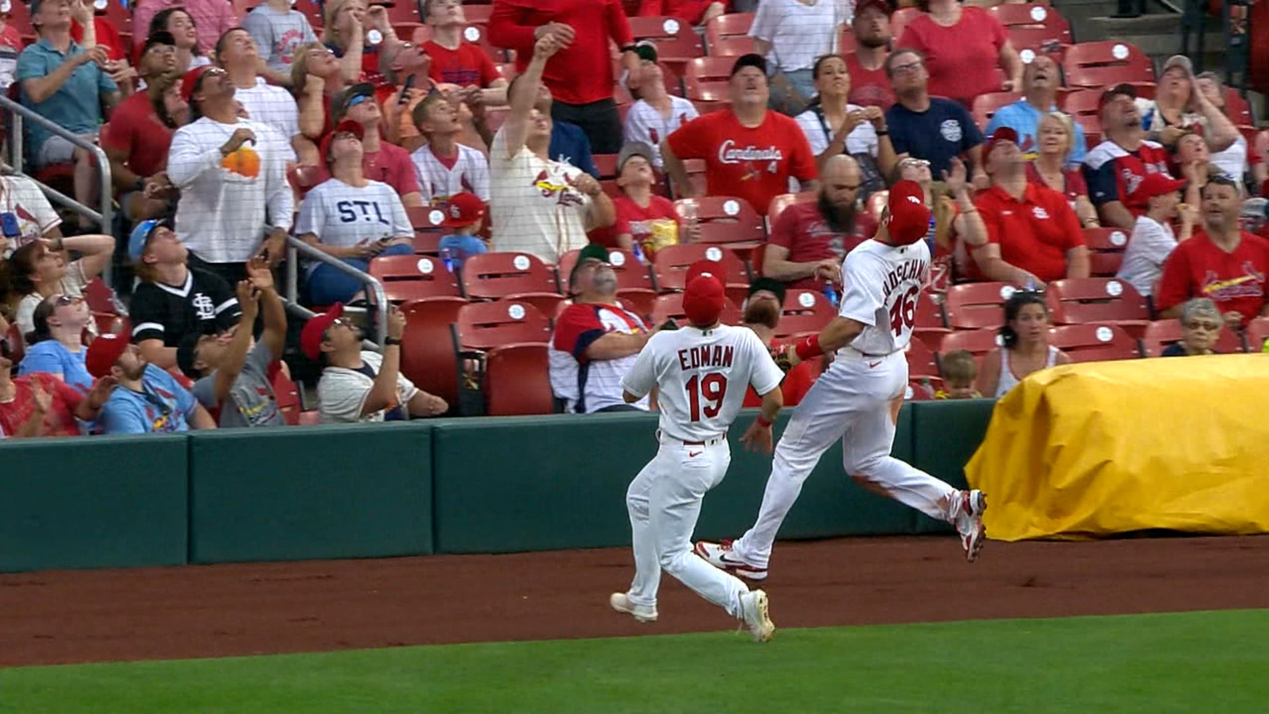 Tommy Edman makes diving play, 08/28/2022