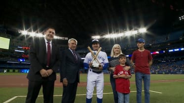 Montoyo receives Murcer Award