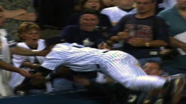 Reese makes catch in stands, 07/01/2004