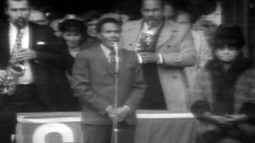 Gaye performs anthem