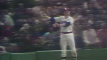 Fisk waves his homer fair for Sox, 10/21/1975