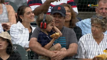Kid loses hot dog during game