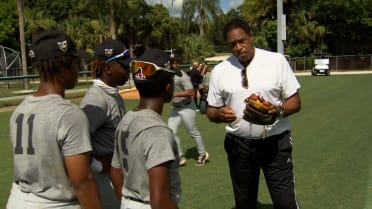 Winfield speaks at youth camp