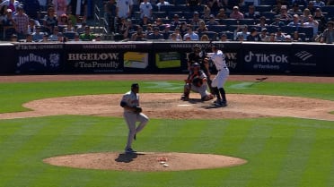 Héctor Neris takes no-no to 9th