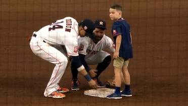 Astros help young fan steal base
