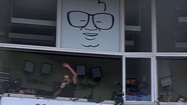 Brenly sings at Wrigley Field