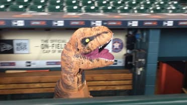 Springer dresses up as dinosaur | 05/21/2016 | Los Angeles Dodgers