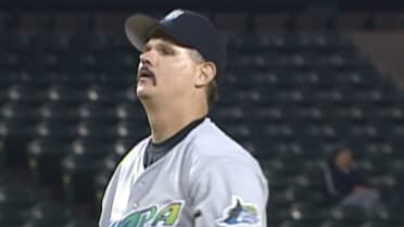 Jim Morris throws scoreless 8th