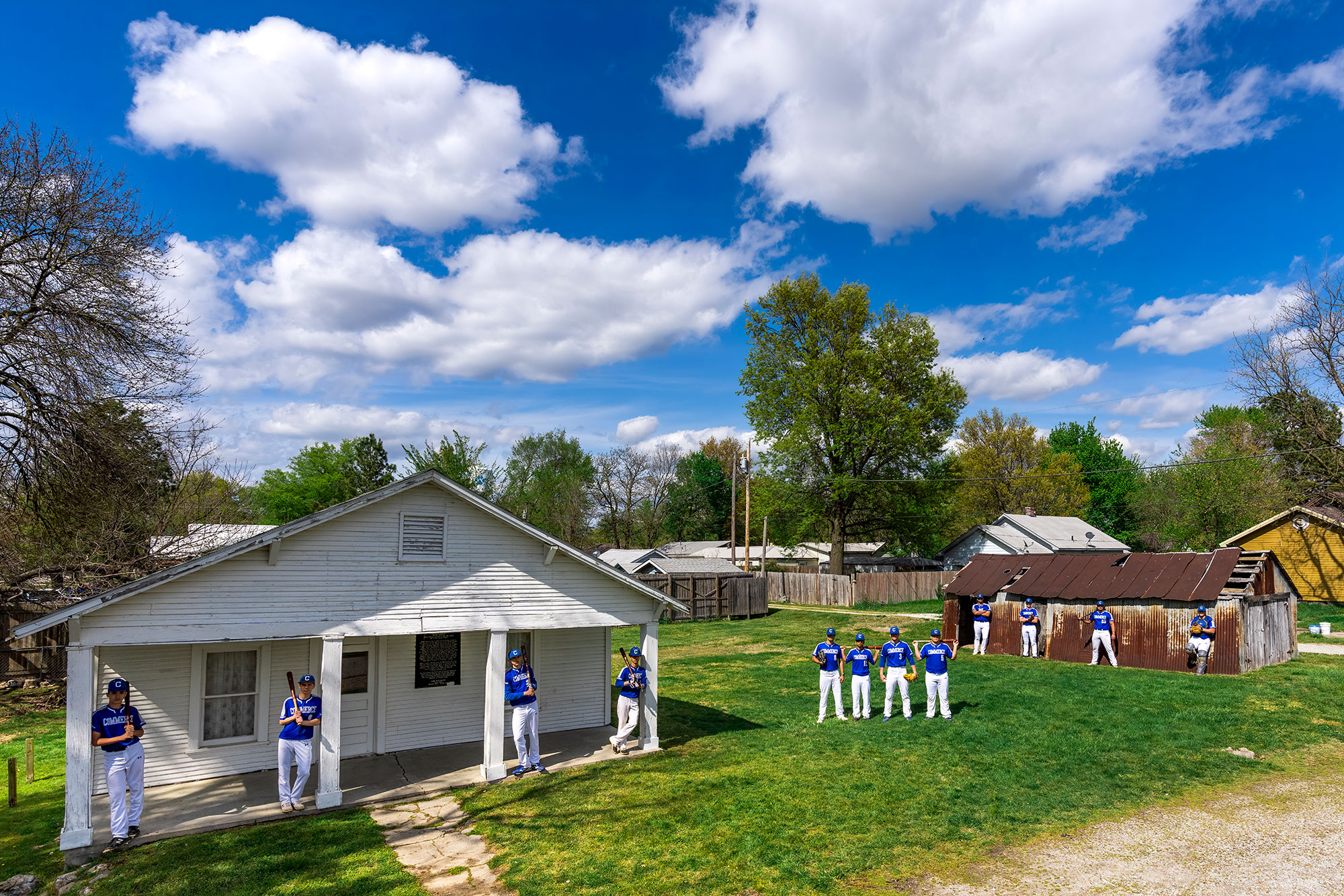 The baseball team from Commerce High School gathers at Mickey Mantle's childhood home in northeast Oklahoma. (Photo courtesy of Jean Fruth)