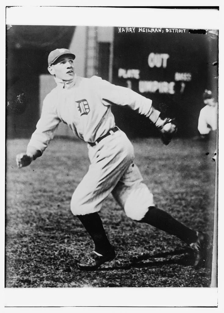Harry Heilmann tracks a ball with the Tigers in 1917. (Bain Collection/Library of Congress)