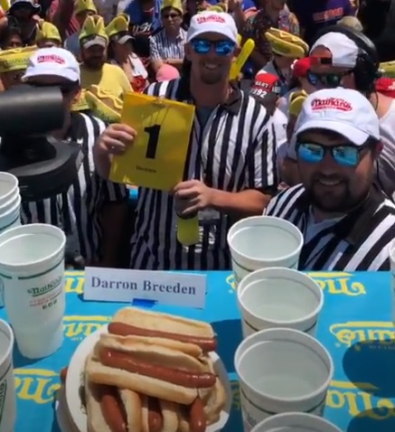 Jeff McNeil a hot dog eating contest judge | MLB.com